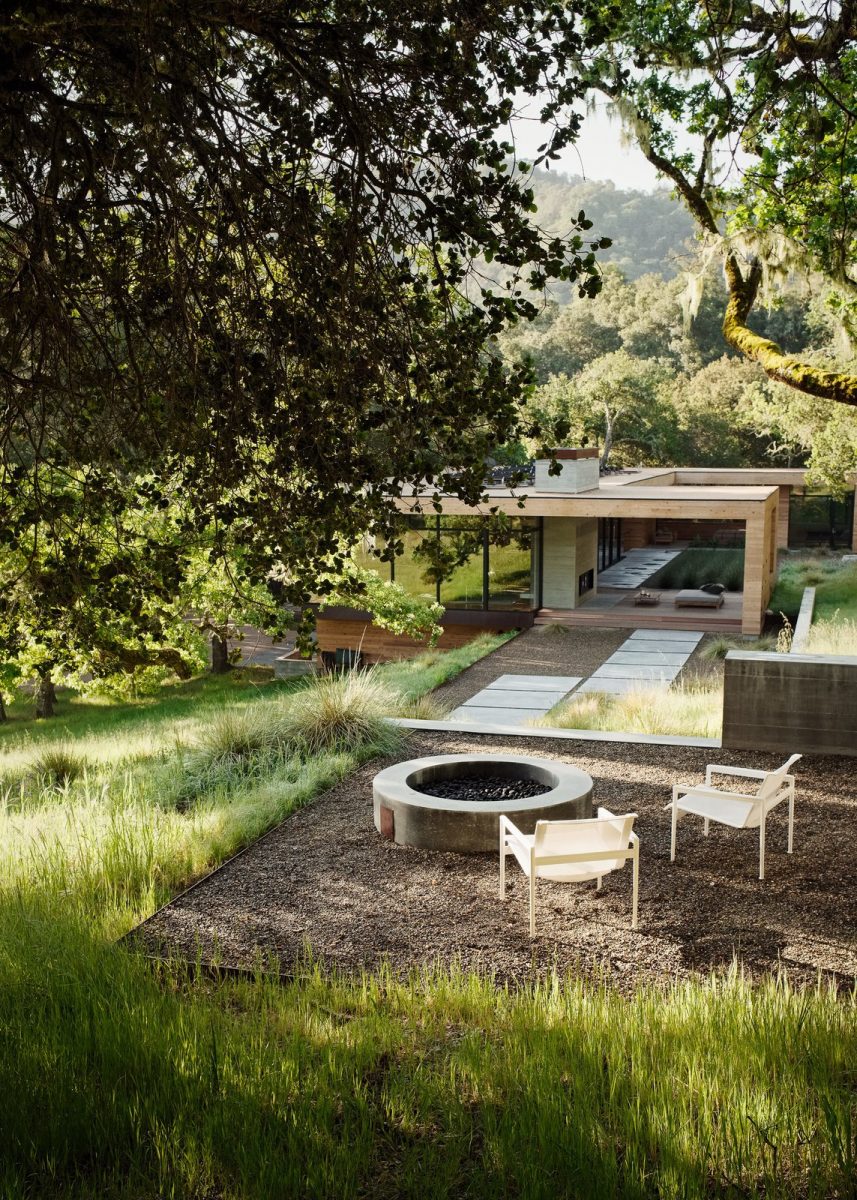 the-home-like-the-surrounding-clusters-of-oaks-simultaneously-shelters-and-defines-the-clearings